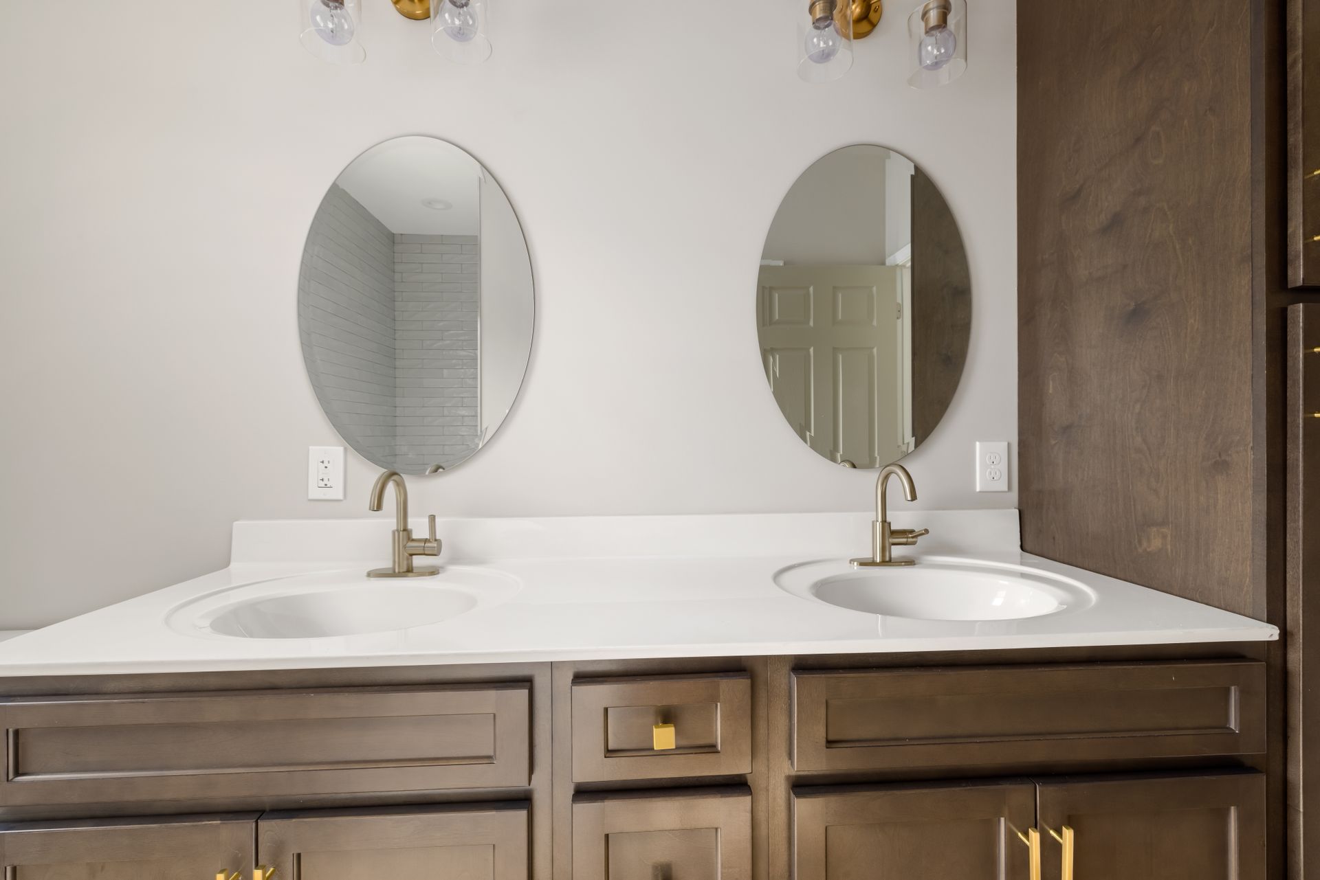 Bathroom vanity cabinet
