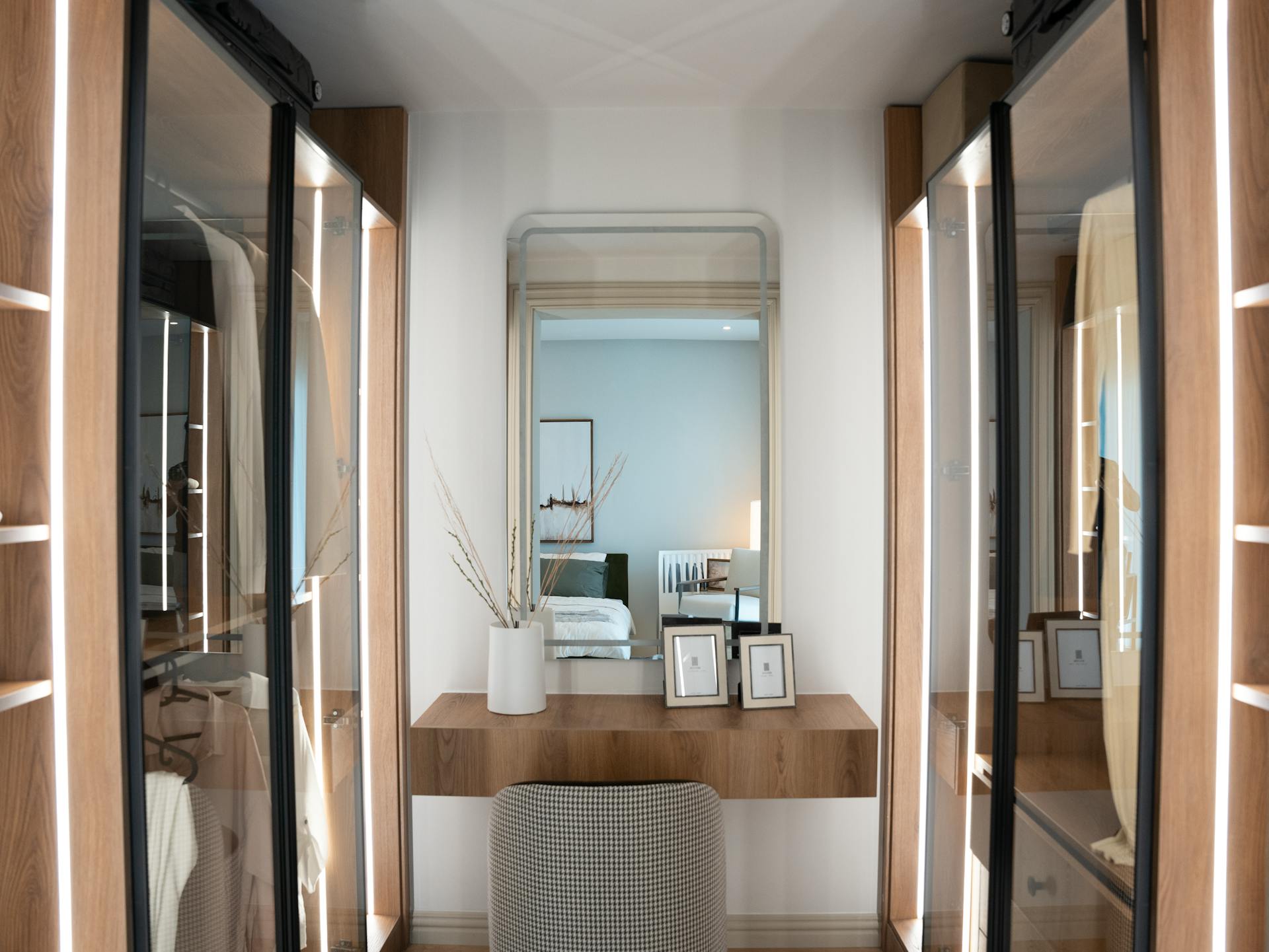 Walk-in wardrobe with organizers